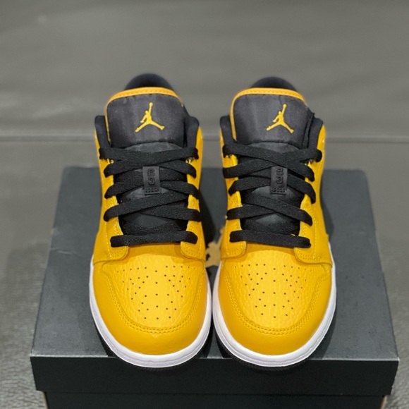 ❌SOLD❌AIR JORDAN 1 LOW (GS) - UNIVERSITY GOLD - Picture 2 of 8